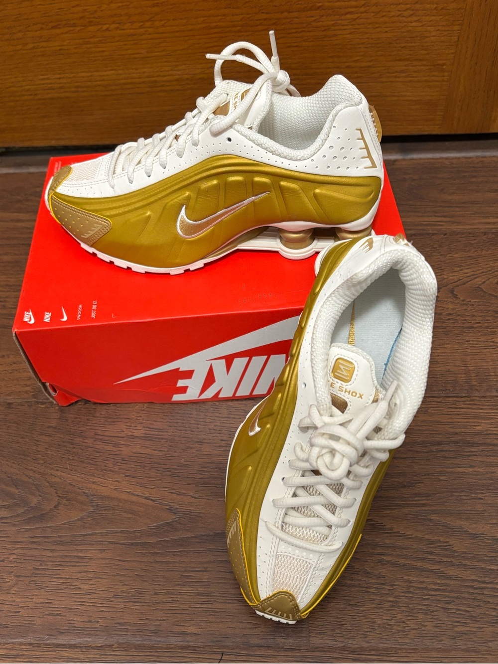 Nike Shox R4 Metallic Gold / Soft Pearl White Sneakers - Women's 6 - NEW